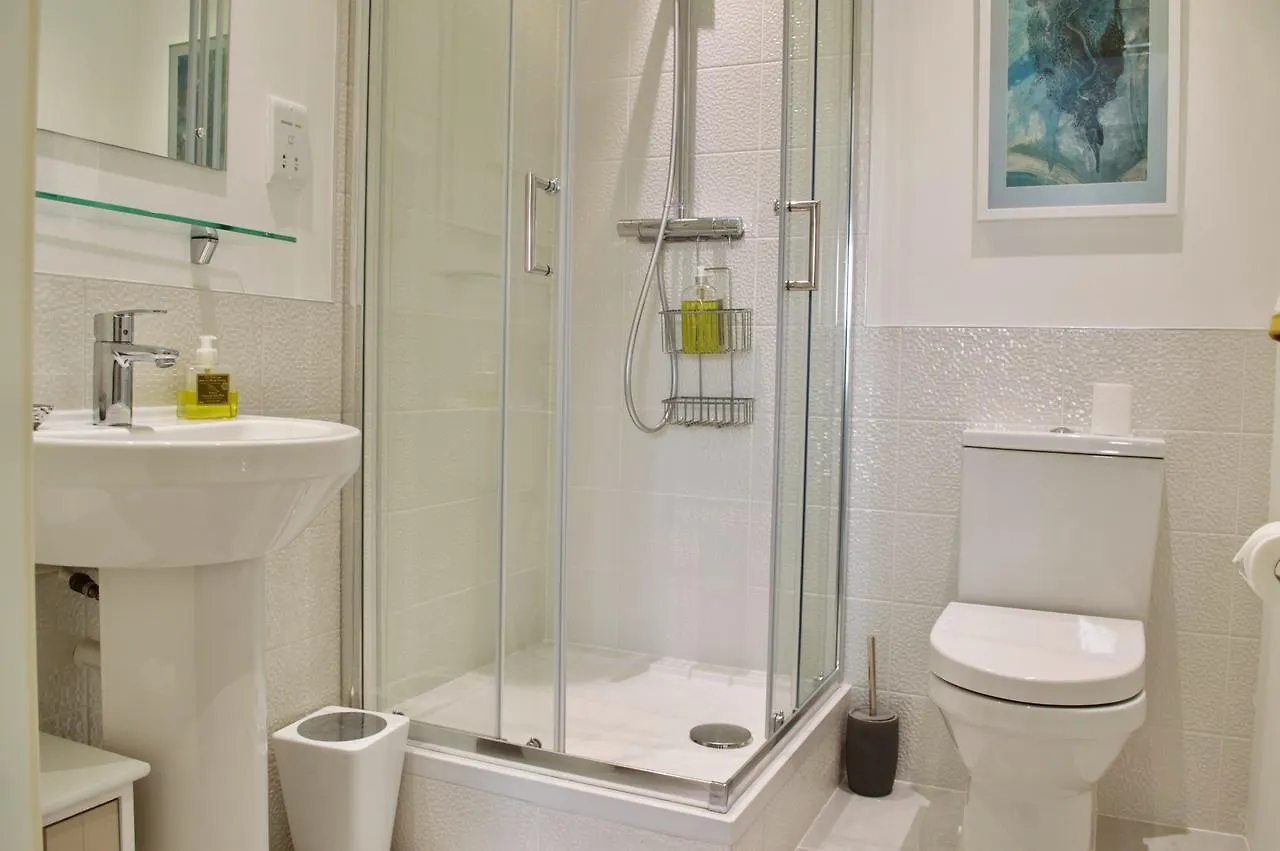 Central 2 Bedroom Apartment With Free Parking Edinburgh