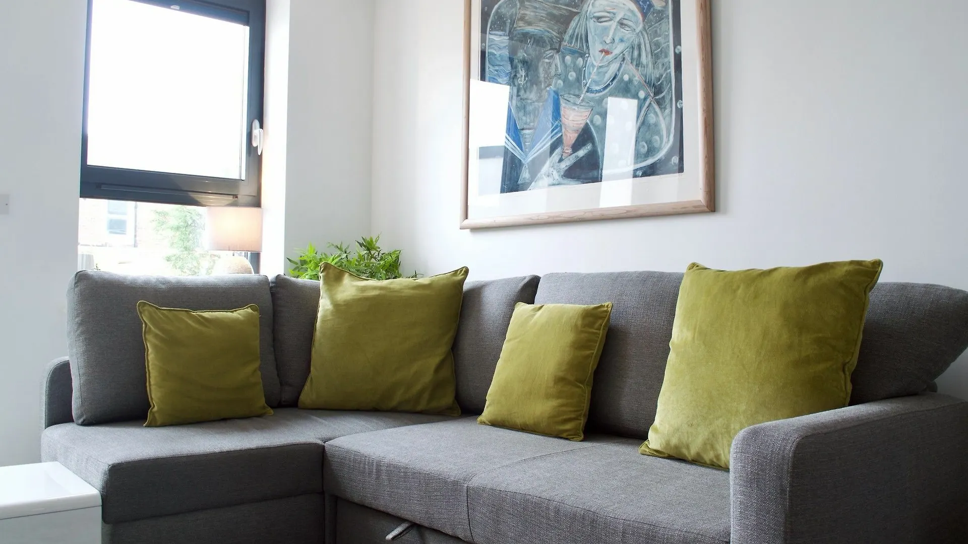 Central 2 Bedroom Apartment With Free Parking Edinburgh